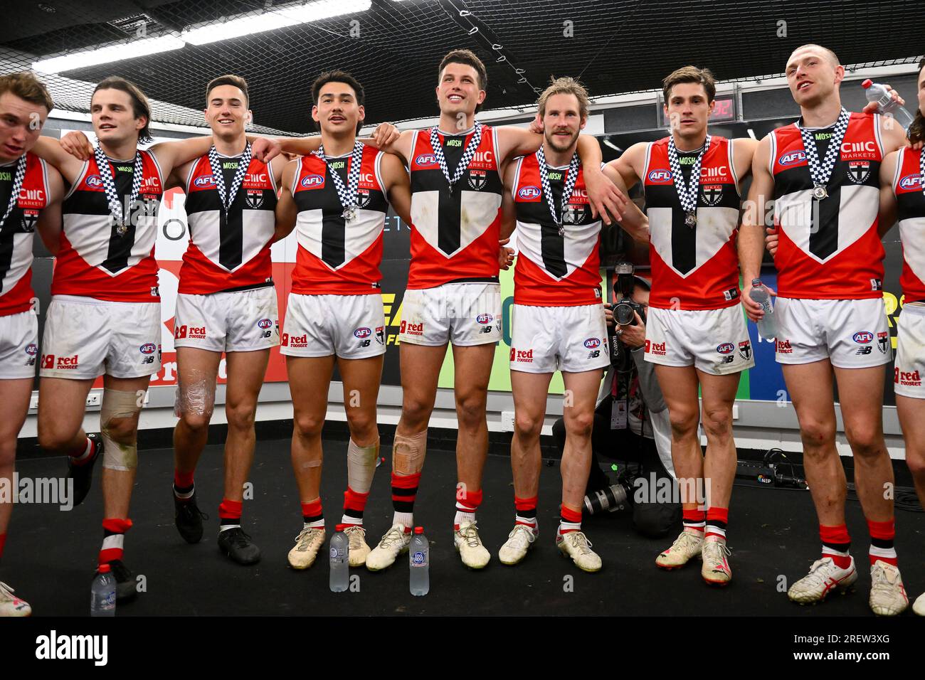 Melbourne, Australie. 30 juillet 2023. Les joueurs de Saints chantent la chanson après le match de la ronde 20 de l'AFL entre les Hawthorn Hawks et les St Kilda Saints au Marvel Stadium de Melbourne, le dimanche 30 juillet 2023. (AAP image/Morgan Hancock) PAS D'ARCHIVAGE, USAGE ÉDITORIAL UNIQUEMENT crédit : Australian Associated Press/Alamy Live News Banque D'Images
