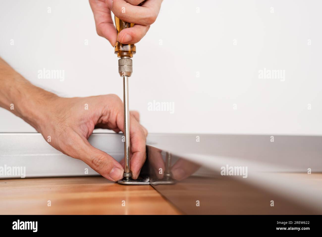 Assemblage de la table en bois avec un tournevis Banque D'Images