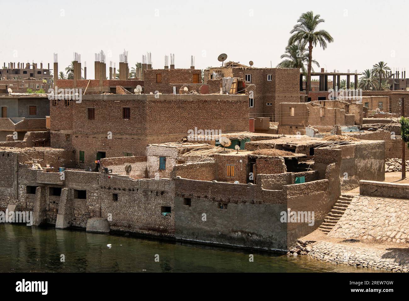 Vue panoramique sur les rives fertiles du Nil et la vie quotidienne pendant la croisière fluviale près de Louxor Egypte direction assuan. Banque D'Images