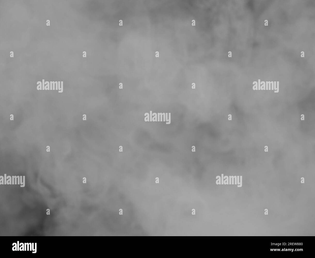 Brume blanche floue ou fumée ou vapeur sur fond noir, pollution et brûlure Banque D'Images
