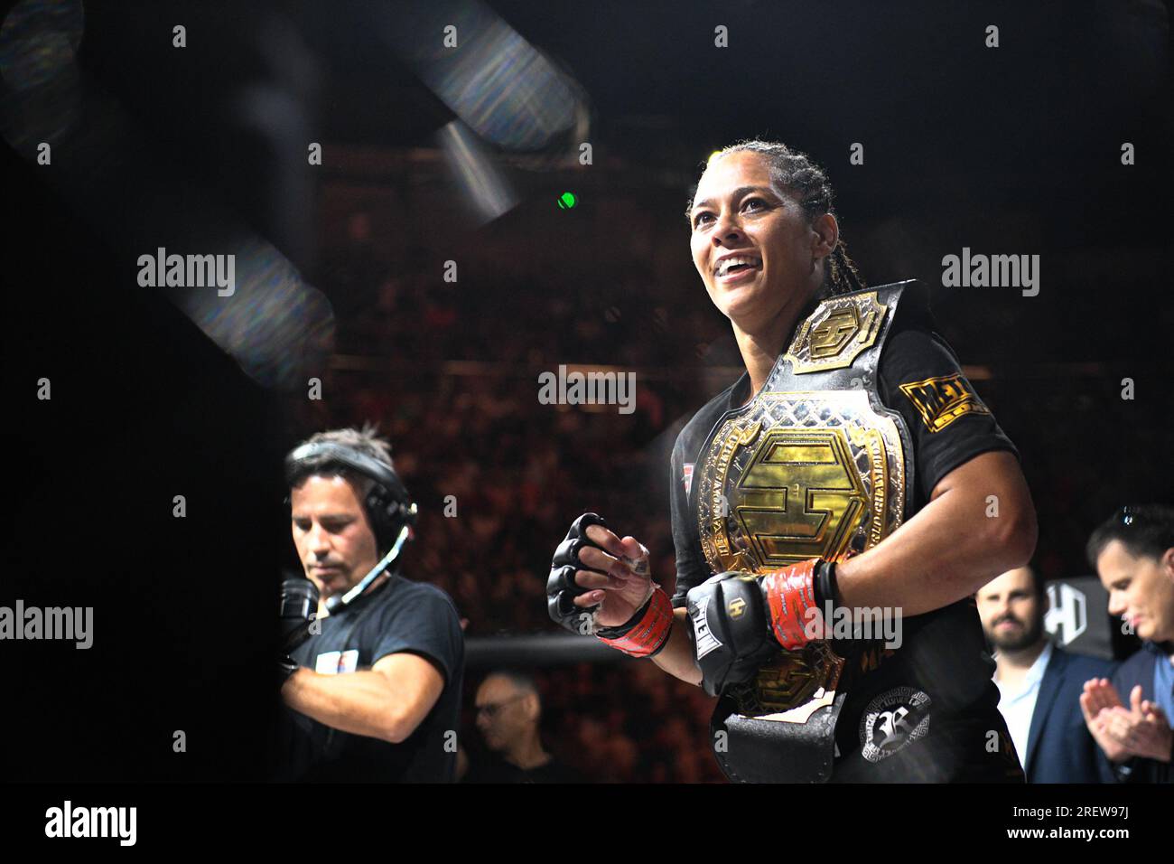 Orange, France. 28 juillet 2023. Samantha Jean-François souriant avec le  titre des poids de fraise féminin reposant sur son épaule après sa victoire  dans l'événement co-main de l'hexagone MMA 10. En France,