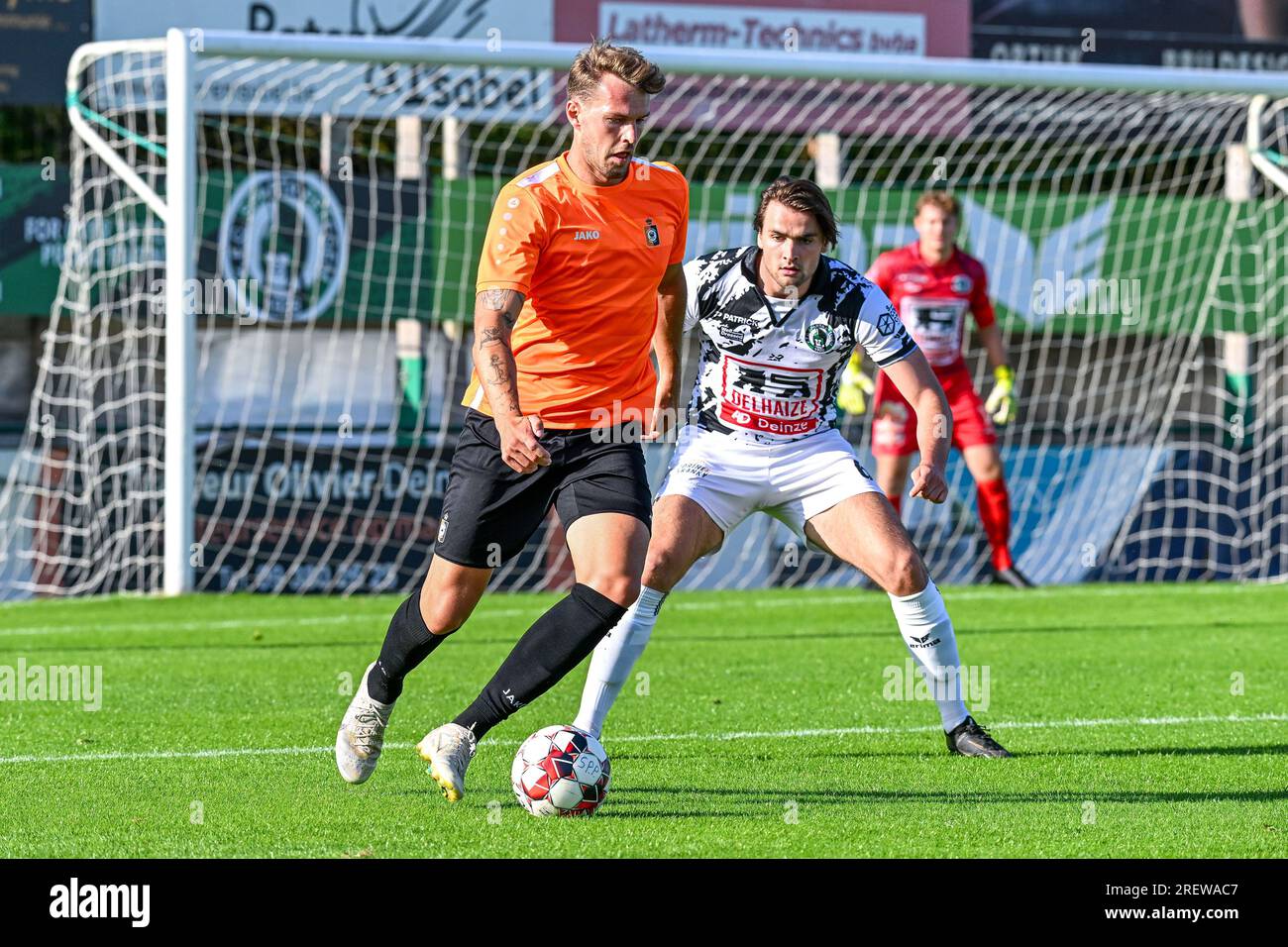 Deinze, Belgique. 29 juillet 2023. Lennaert Mertens (92) de KMSK Deinze et Ralph Ameys (6) de Sparta Petegem photographiés lors d'un match amical de pré-saison avant la saison 2023 - 2024 Challenger Pro League entre Sparta Petegem et KMSK Deinze le 29 juillet 2023 à Deinze, Belgique. Crédit : Sportpix/Alamy Live News Banque D'Images