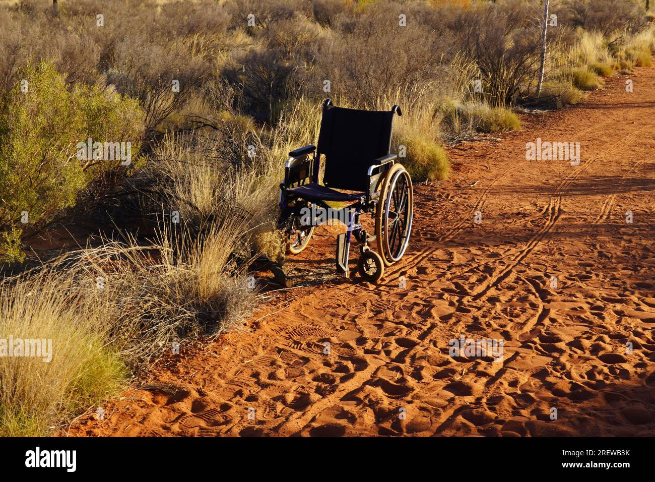 Fauteuil roulant sur le côté d'un chemin de sable trop difficile à négocier Banque D'Images