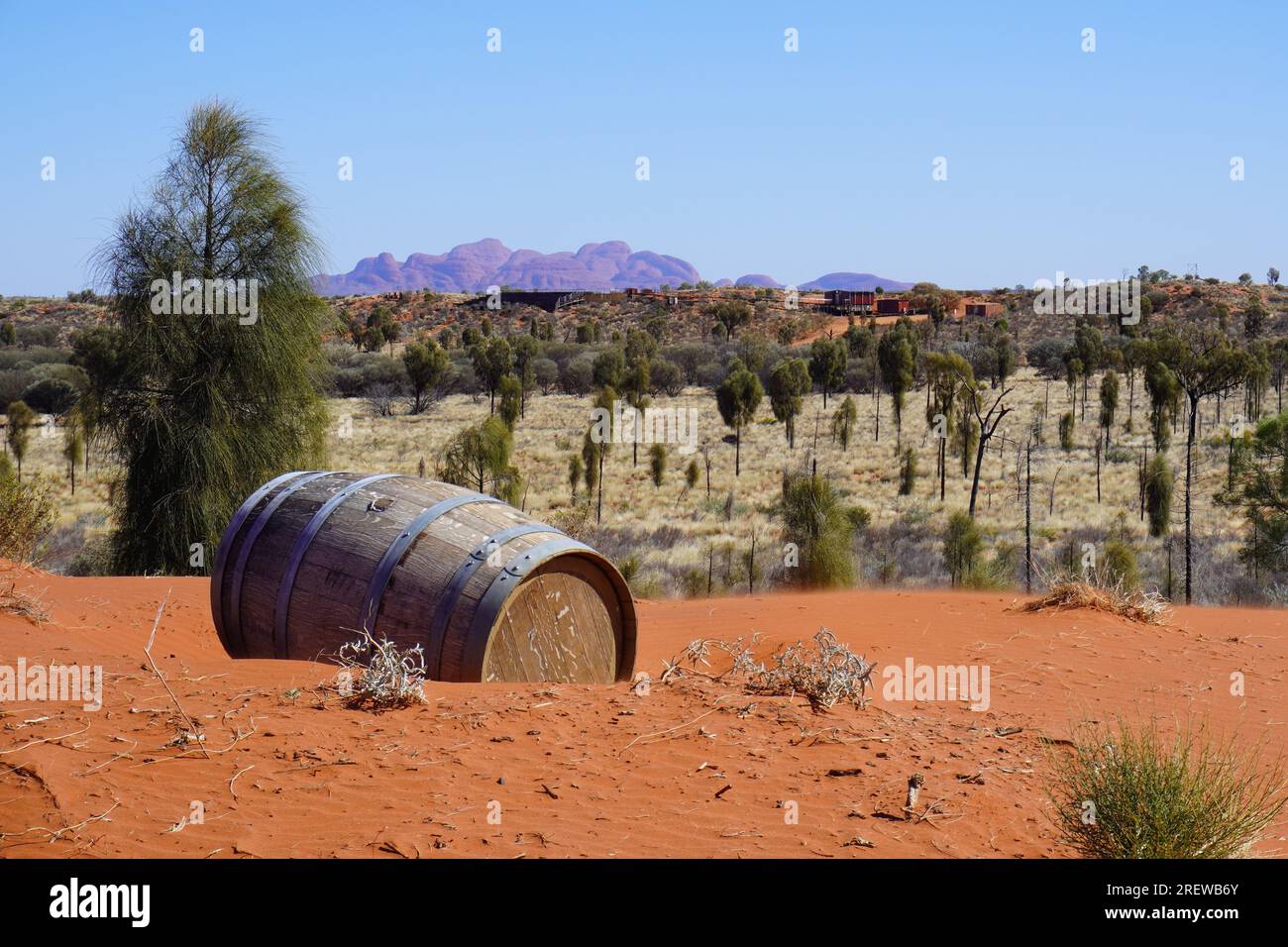 Baril de bière dans le sol du désert rouge, territoire du Nord, Australie Banque D'Images