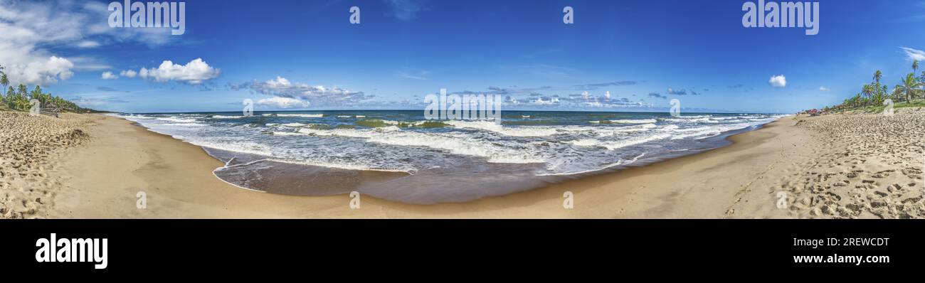 Image panoramique d'une plage déserte dans la région brésilienne de Bahia pendant la journée Banque D'Images