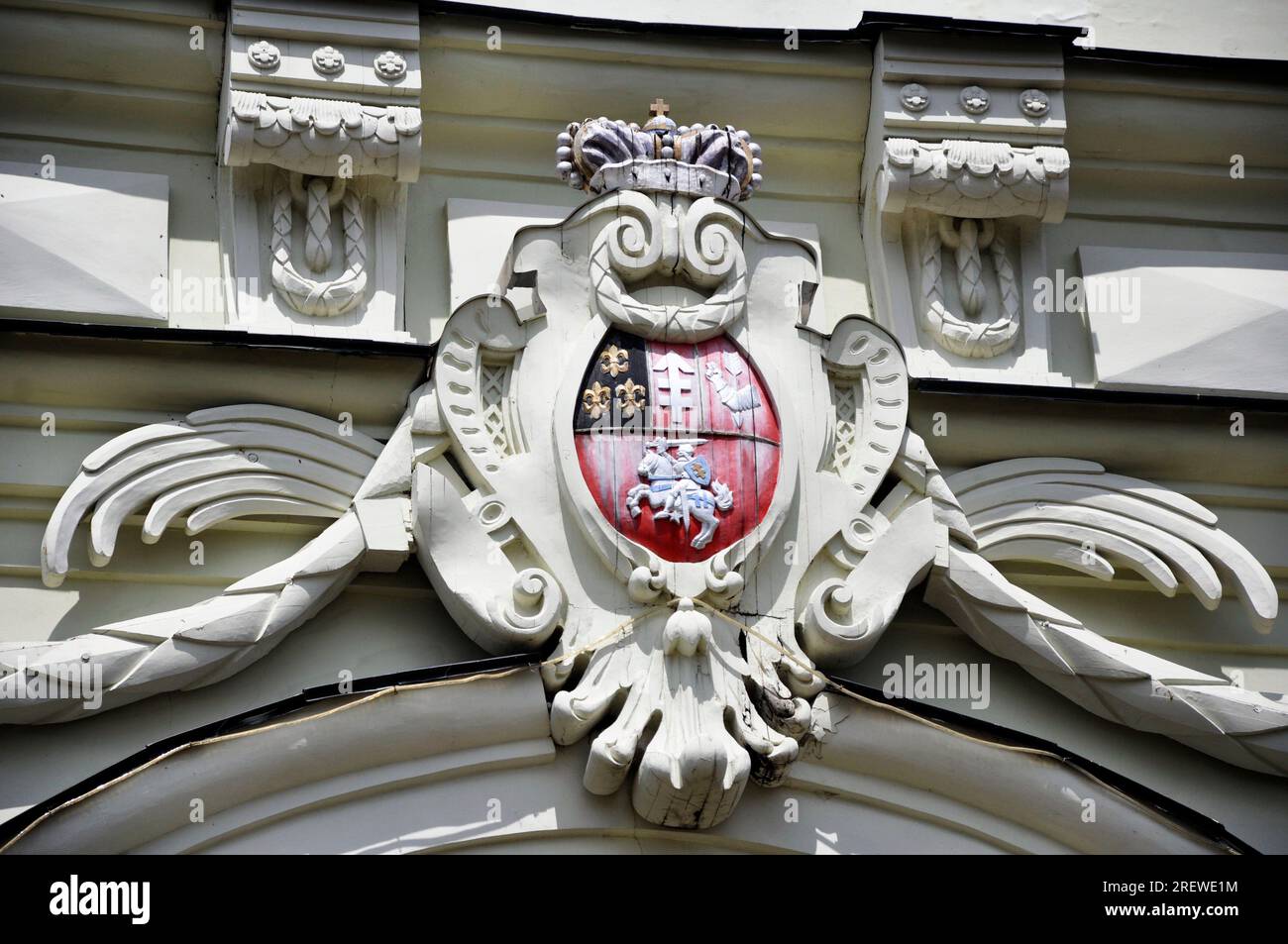 12 juillet 2023 : Ruzhany, district de Pruzhany, région de Brest / Biélorussie - armoiries familiales en bois restaurées de l'ancienne famille noble Sapieha à l'ent Banque D'Images