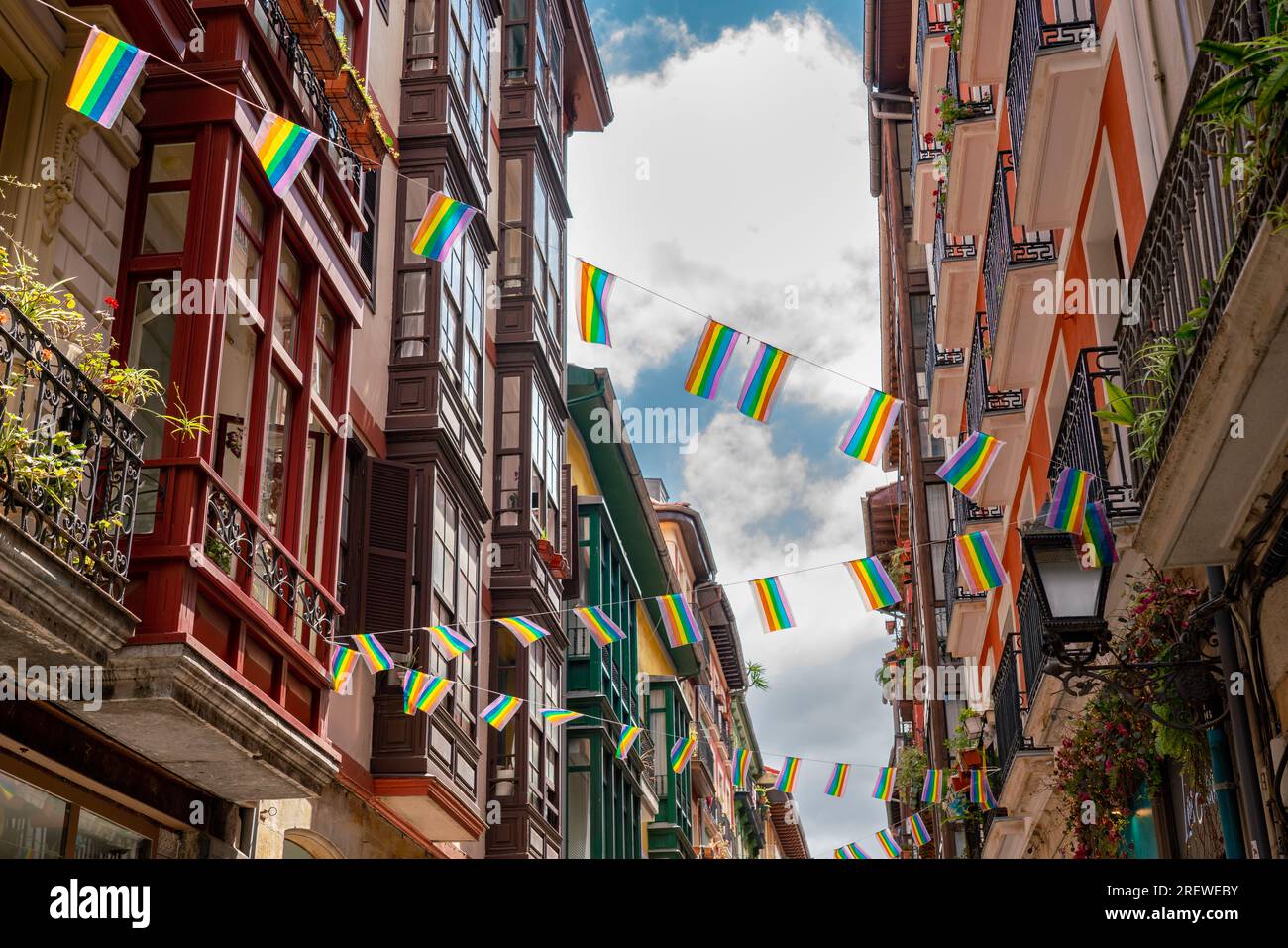 Belles rues de la ville européenne Bilbao. Destination de voyage importante dans le nord de l'Espagne. Vue sur le centre historique. Rue décorée avec drapeau LGBT. Banque D'Images