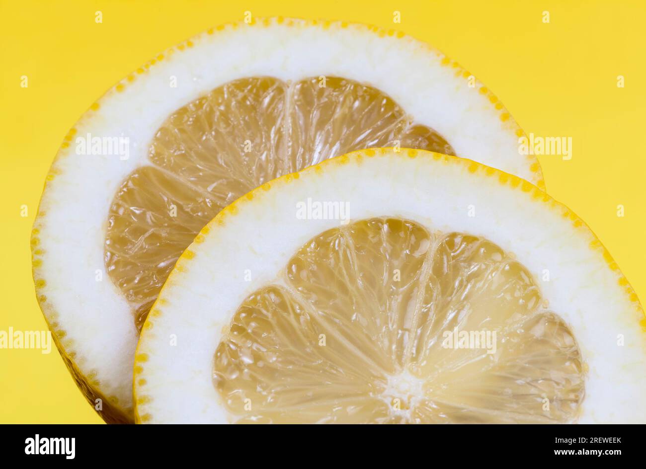 couper en morceaux juteux et délicieux citron jaune aigre, agrumes jaunes, délicieux citron aigre Banque D'Images