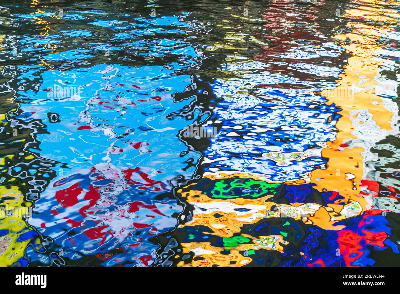 Réflexion nocturne du célèbre signe Glico de l'homme courant dans la rivière Dotonbori, Osaka, fournissant des motifs aléatoires abstraits dans l'eau sombre. Banque D'Images