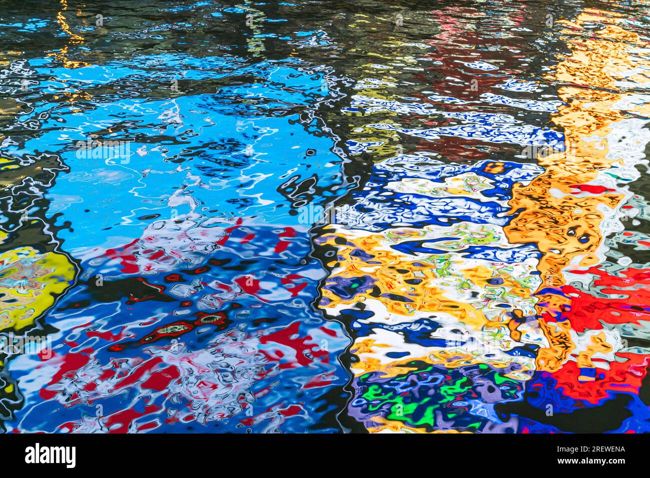 Réflexion nocturne du célèbre signe Glico de l'homme courant dans la rivière Dotonbori, Osaka, fournissant des motifs aléatoires abstraits dans l'eau sombre. Banque D'Images