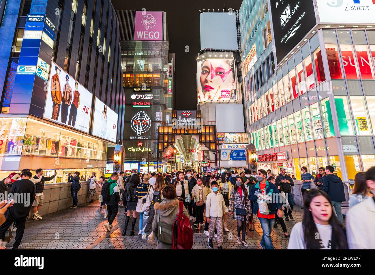 Soirée sur le pont populaire et bondé Ebisu à Dotonbori, Osaka, avec la longue galerie marchande couverte de Shin Sai Bashi Sujui à une extrémité Banque D'Images