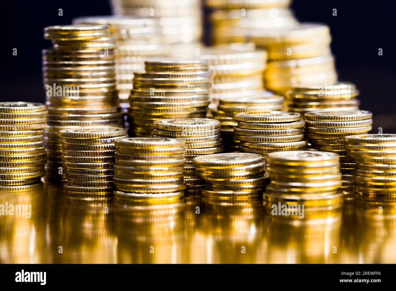 Pièces de métal rondes de couleur dorée, monnaie légale qui est utilisée pour les paiements dans l'État, belles pièces de fermeture, différentes pièces de monnaie Banque D'Images