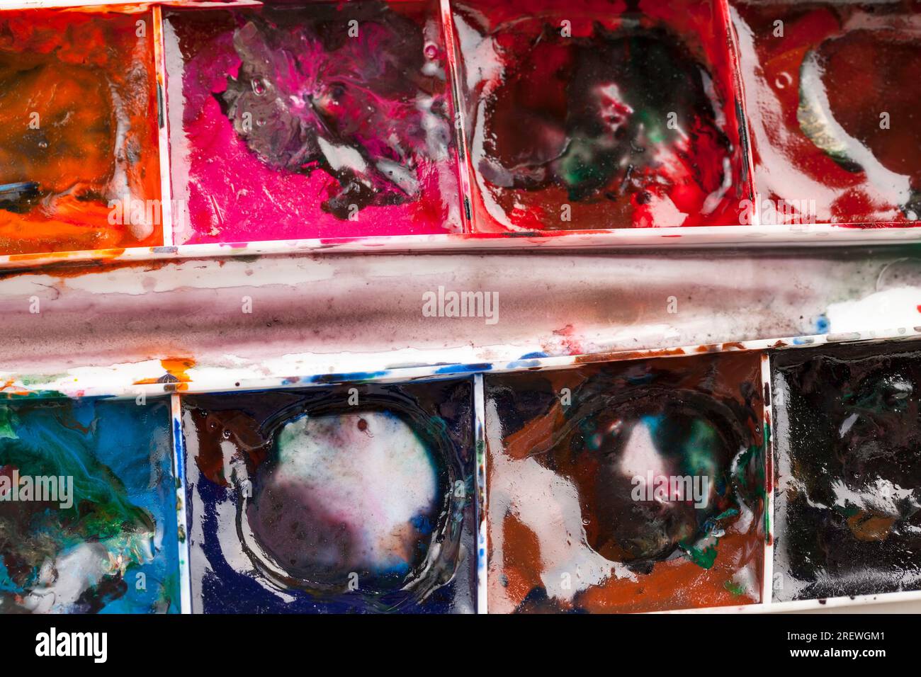 le processus créatif d'une personne de dessin en mélangeant différentes couleurs de peintures, mélangé ensemble des peintures multicolores pour la créativité et le dessin, l'huile et o Banque D'Images