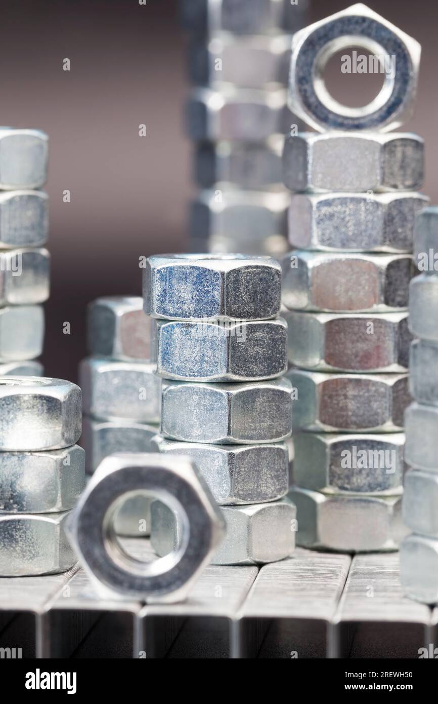 diverses attaches en acier allié de haute qualité et d'autres éléments pour un travail de haute qualité, des boulons et des écrous sont utilisés pour attacher différents éléments, écrou Banque D'Images