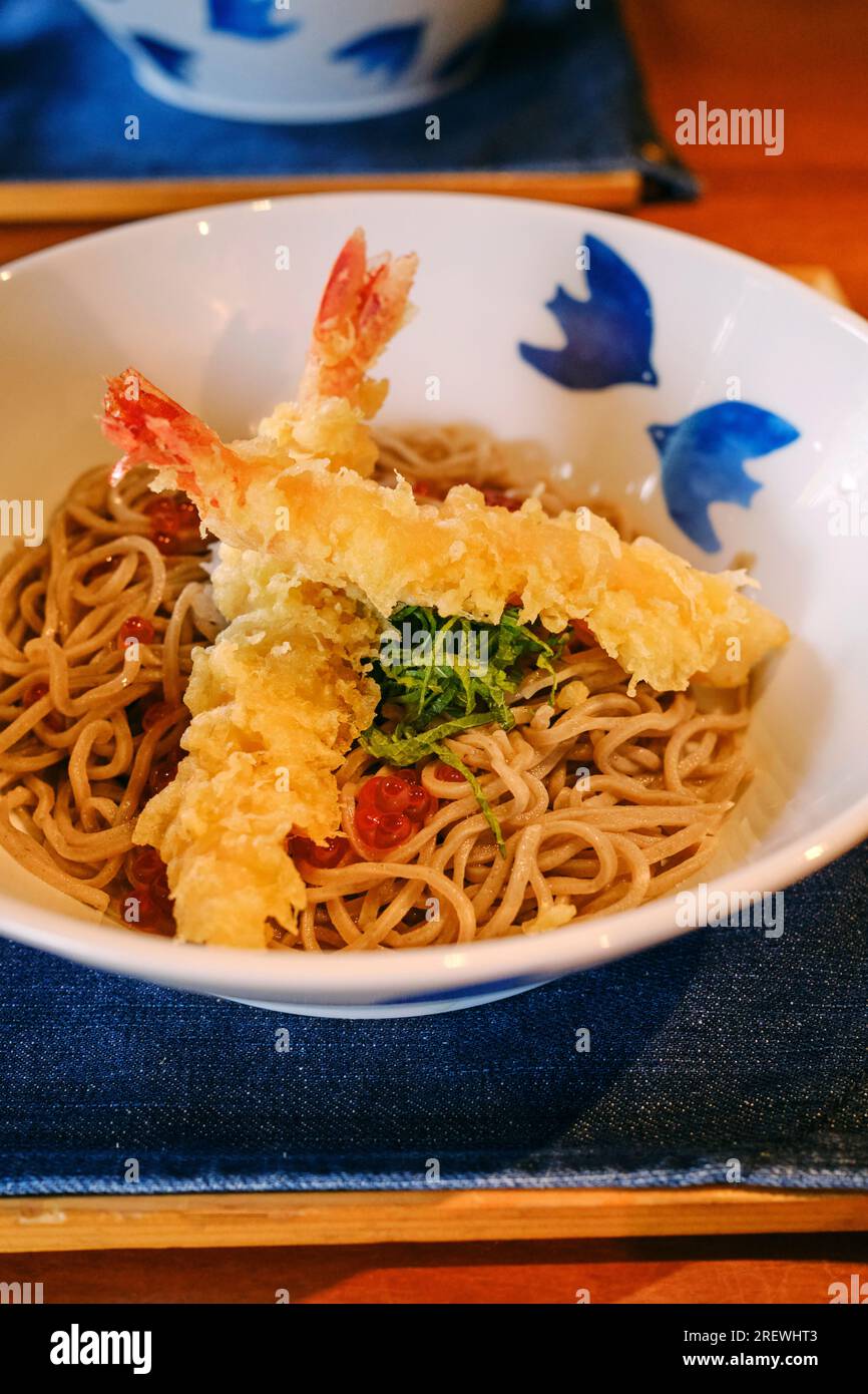Juin 2023, nouille soba japonaise (nouille au sarrasin) avec deux garnitures tempura de crevettes Banque D'Images