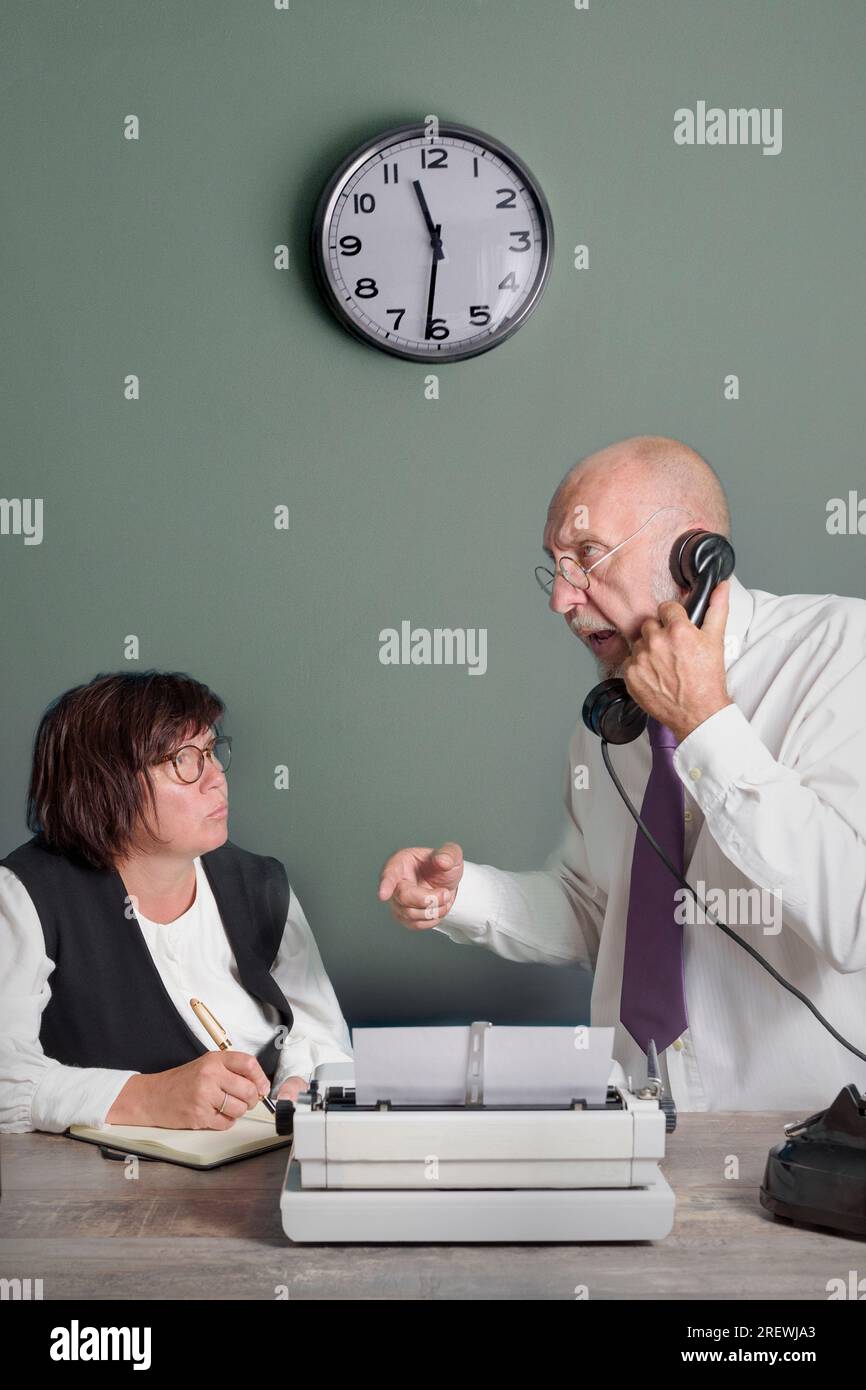 Une secrétaire et rédactrice du passé au travail. Article à temps. Table avec téléphone et machine à écrire. Vintage Banque D'Images