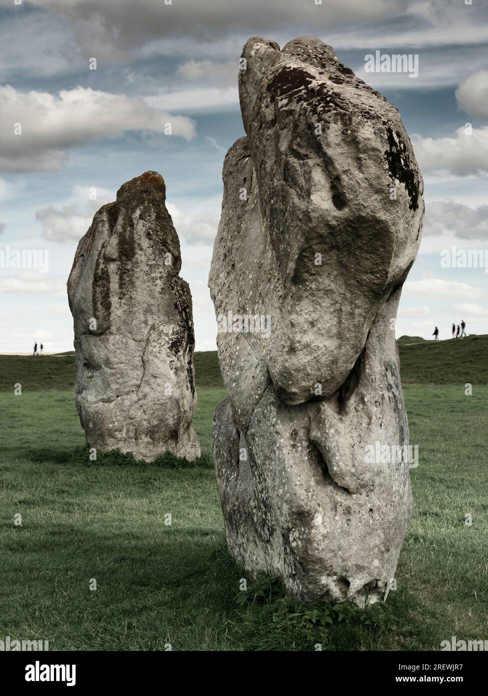 Deux des grandes pierres néolithiques Sarsen qui entourent le village Wiltshire d'Avebury. Banque D'Images