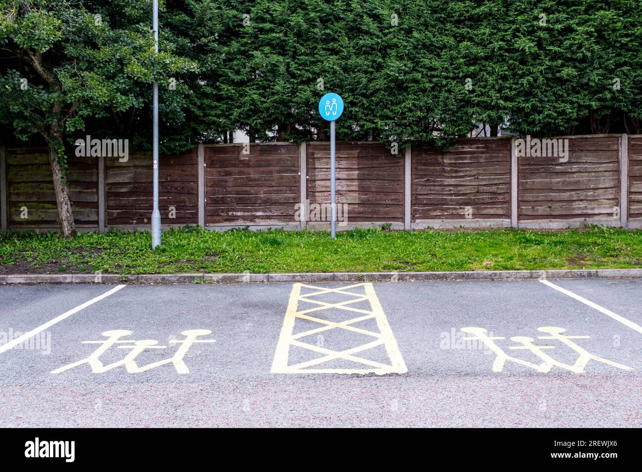 Place de parking réservée pour les parents avec enfants peints sur tarmac à la boutique coopérative UK Banque D'Images