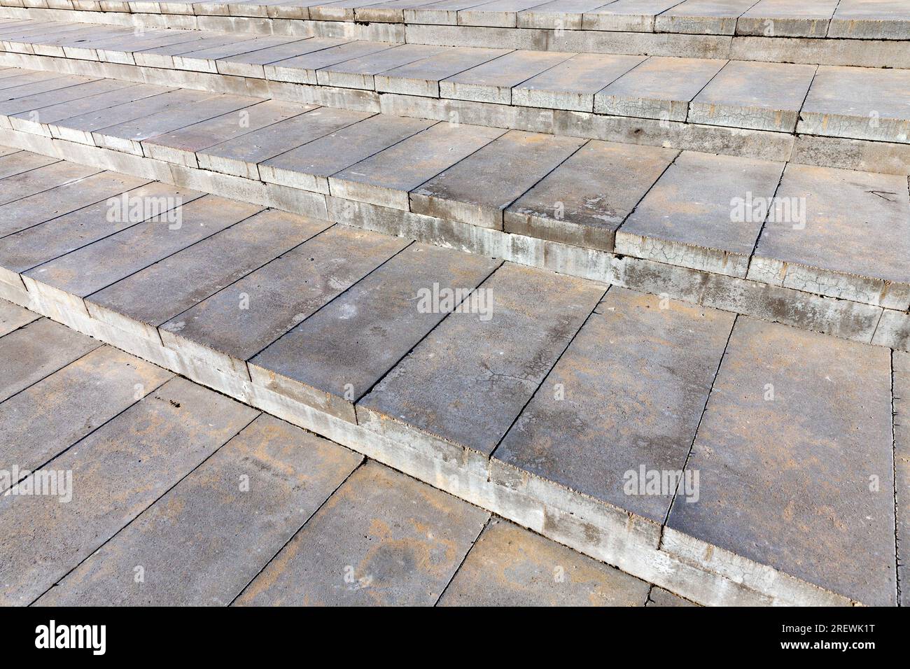 faisant partie d'un escalier moderne avec de larges marches, l'escalier est composé d'un grand nombre de dalles de béton, en gros plan d'une partie du bâtiment Banque D'Images