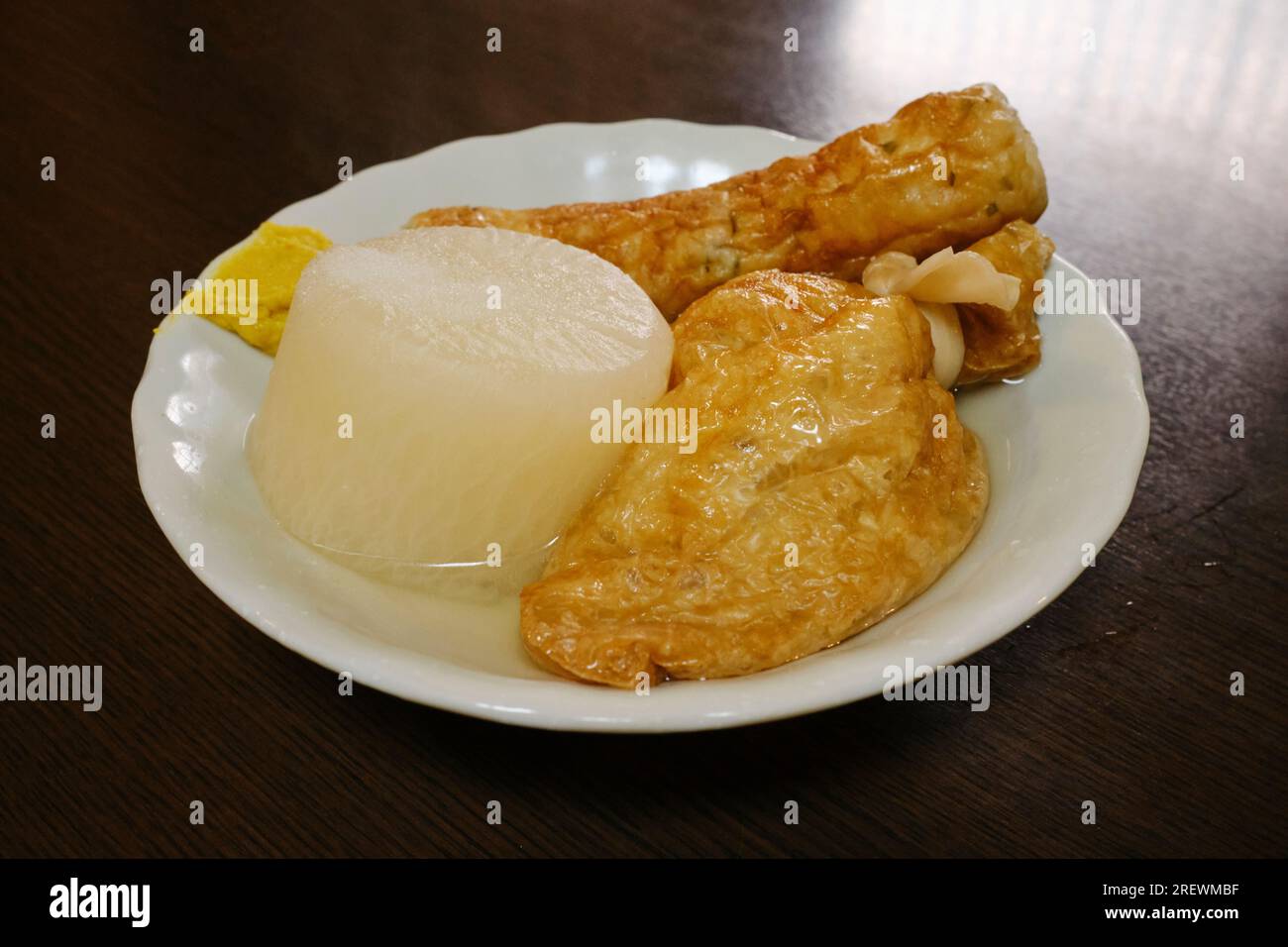 Juin 2023, Oden, un ragoût d'hiver composé d'un assortiment d'ingrédients tels que des œufs durs, du radis (daikon) et des gâteaux de poisson transformés dans un bouillon de tableau de bord Banque D'Images
