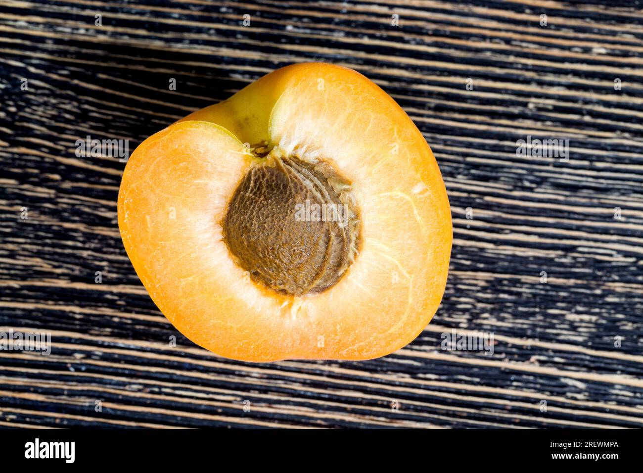abricot orange mûr tranché prêt à la consommation, fruit comestible et sain cultivé sur le territoire des états du sud Banque D'Images