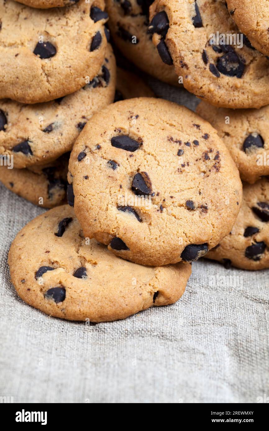 gouttes et morceaux de chocolat dans les biscuits de blé traditionnels, nourriture pour le thé ou le café, biscuits sucrés et délicieux, gros plan Banque D'Images