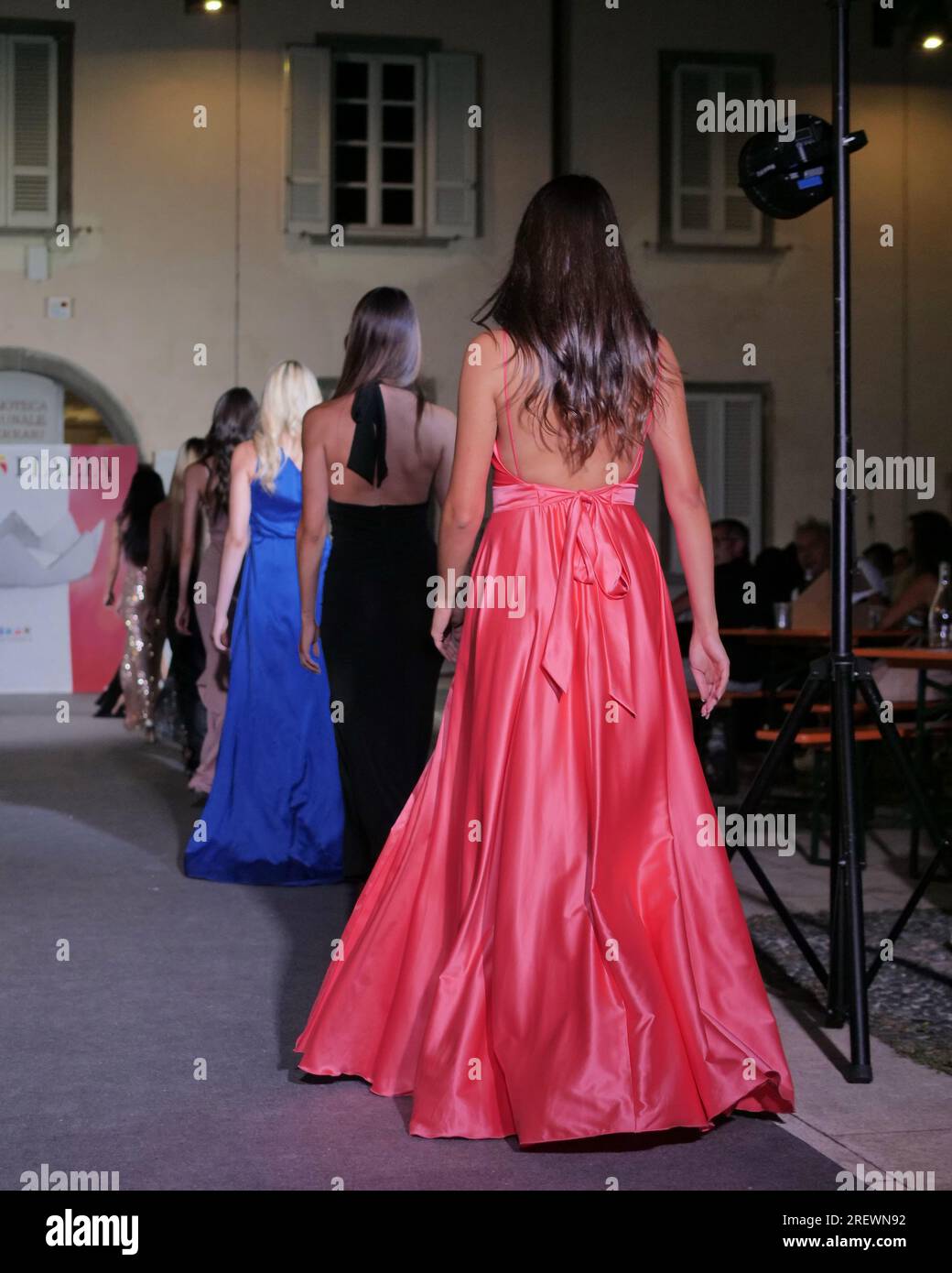 Lors du concours Miss Lombardia 2023, les mannequins défilent dans de belles robes de soirée. Banque D'Images