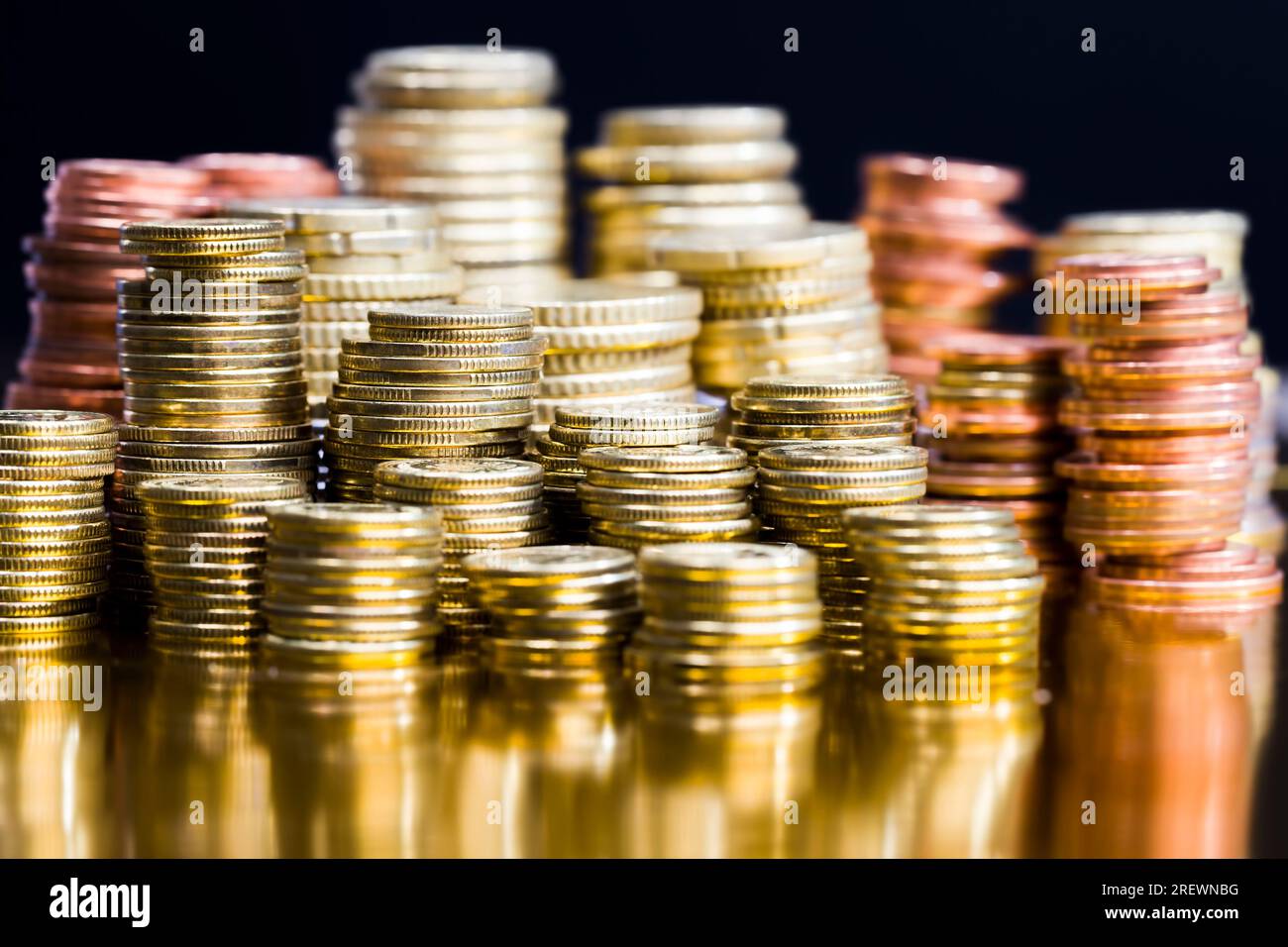 Pièces de métal rondes de couleur dorée, monnaie légale qui est utilisée pour les paiements dans l'État, belles pièces de fermeture, différentes pièces de monnaie Banque D'Images