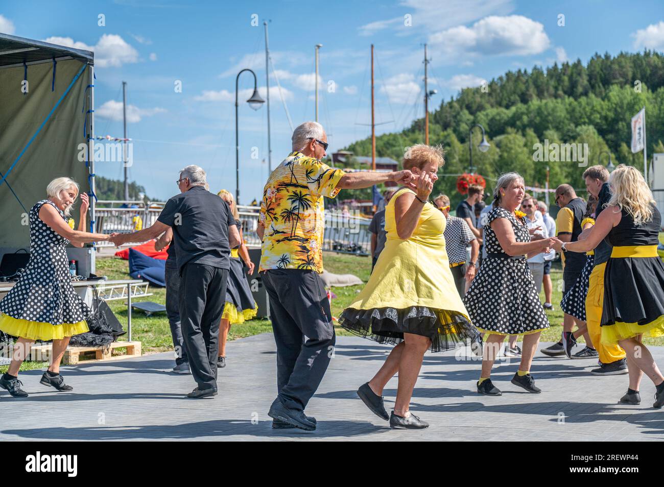 Spectacle Dance Sport au festival Classic 29 juillet 2023 dans la ville côtière suédoise de la mer Baltique Valdemarsvik, qui présente de vieux véhicules et bateaux vintage. Banque D'Images