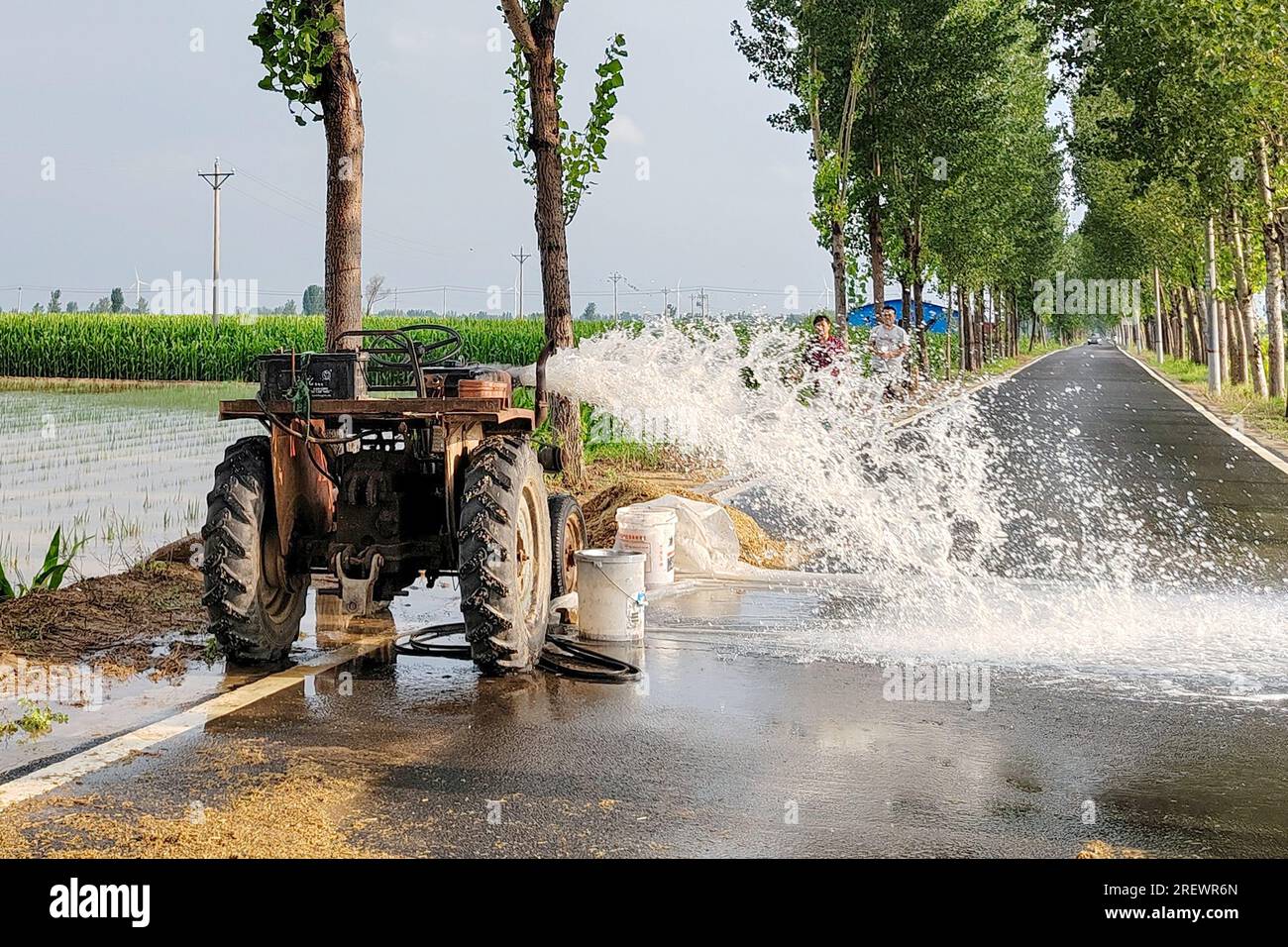 ANYANG, CHINE - 30 JUILLET 2023 - les agriculteurs drainent l'eau et réduisent la catastrophe dans le village de Zhaohu, ville d'Anyang, province du Henan, Chine, juillet 30, 2023. Sous Th Banque D'Images