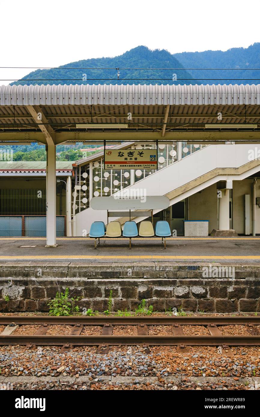2023 juillet, Nagiso. Chaises vides sur le quai de la gare de Nagiso Banque D'Images