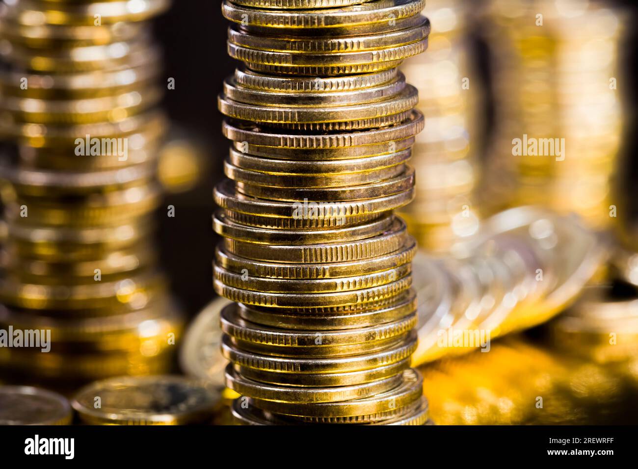 Pièces de métal rondes de couleur dorée, monnaie légale qui est utilisée pour les paiements dans l'État, belles pièces de fermeture, différentes pièces de monnaie Banque D'Images