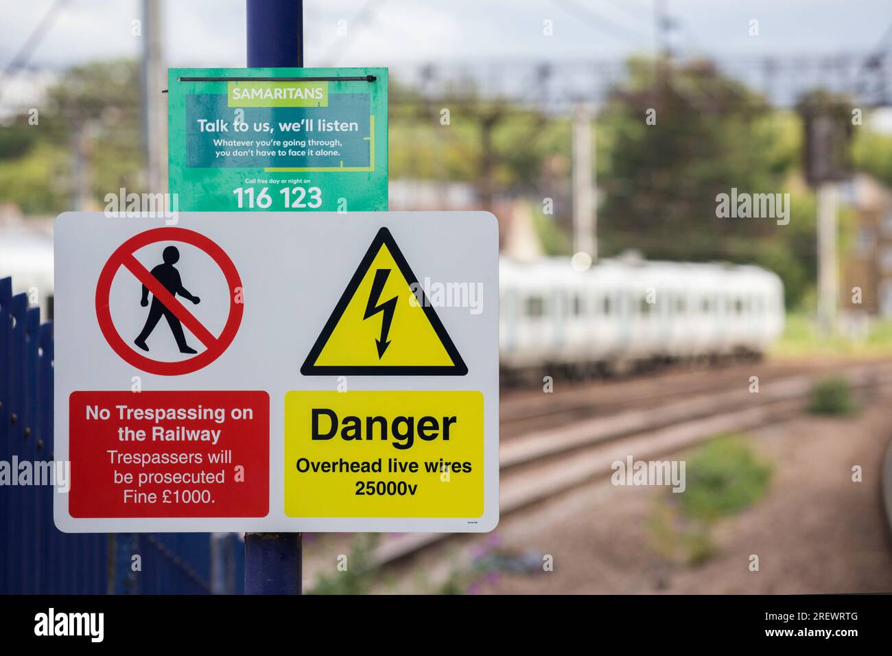 Pas d'intrusion sur la voie ferrée et panneau Samaritains à Hornsey Station Banque D'Images