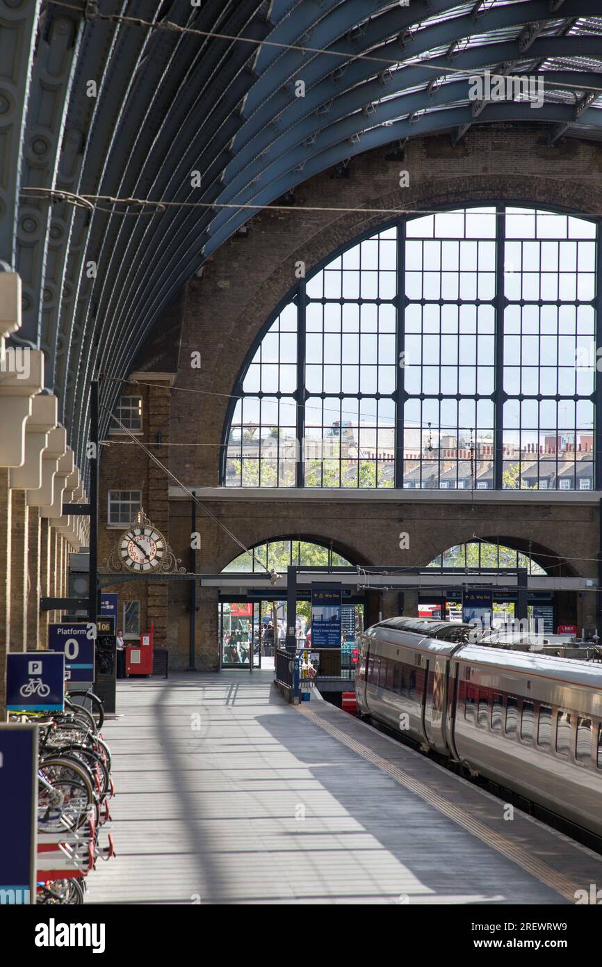 Train LNER Azuma à la gare de Kings Cross à Londres avec horloge de la gare Banque D'Images