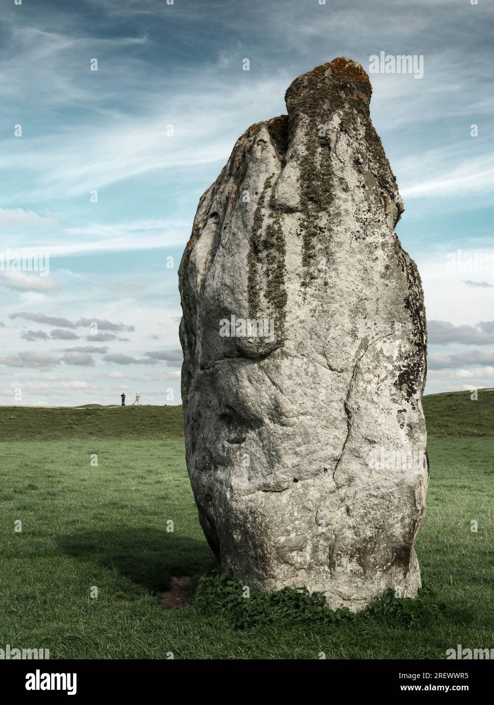 L'une des grandes pierres néolithiques Sarsen qui entourent le village Wiltshire d'Avebury. Banque D'Images