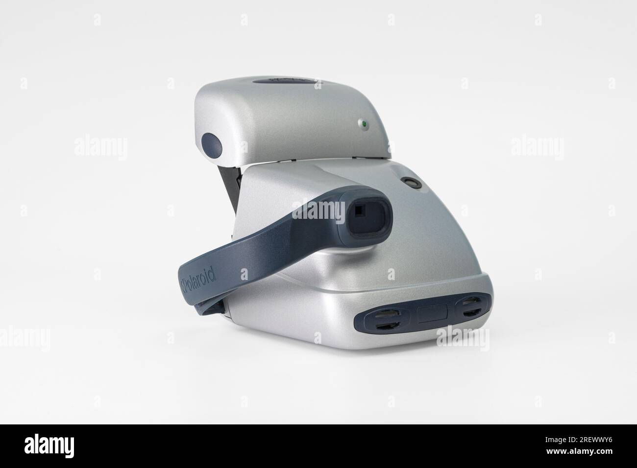 Hasselt. Limbourg - Belgique 25-04-2023 Polaroid P 600. Vue rapprochée arrière gauche d'une caméra. Film instantané. fond blanc Banque D'Images
