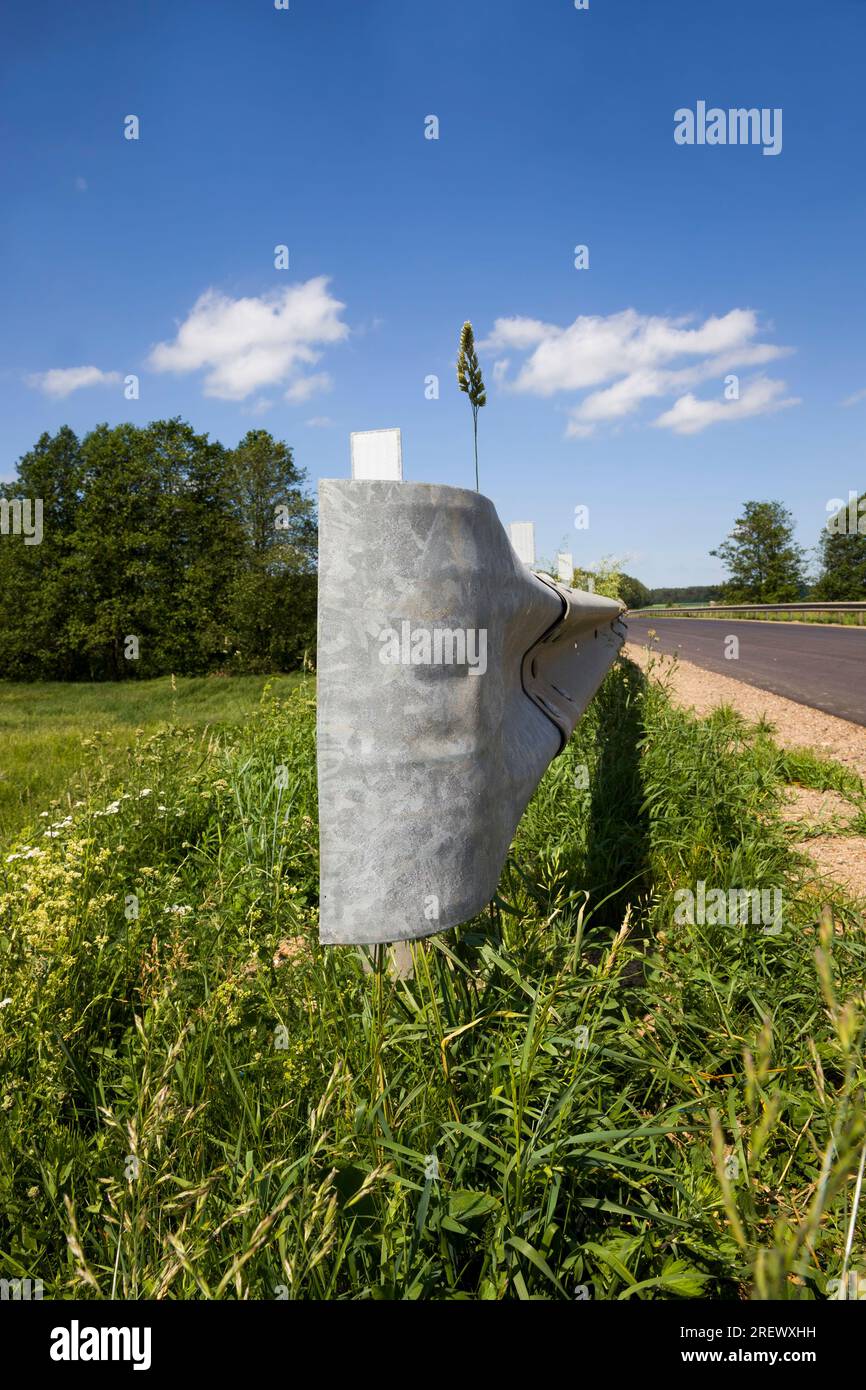 barrières routières métalliques pour assurer la sécurité lors de la conduite sur la chaussée, gros plan de l'ancienne surface métallique Banque D'Images