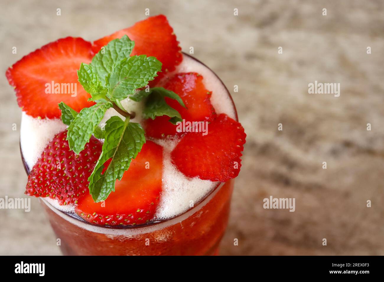 Thé glacé à la fraise fraîche et menthe sur la table en bois, espace de copie. Boisson fraîche d'été. Banque D'Images
