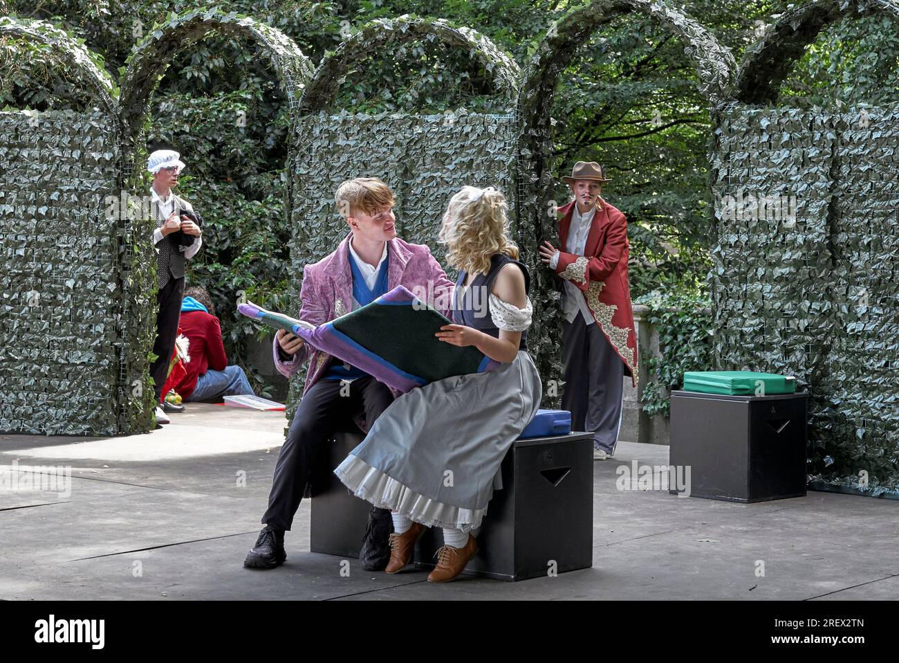 Acteurs sur scène dans un théâtre en plein air de la RSC interprétant la pièce de Shakespeare 'The Taming of the Shrew' au Dell , Stratford upon Avon Angleterre Royaume-Uni Banque D'Images