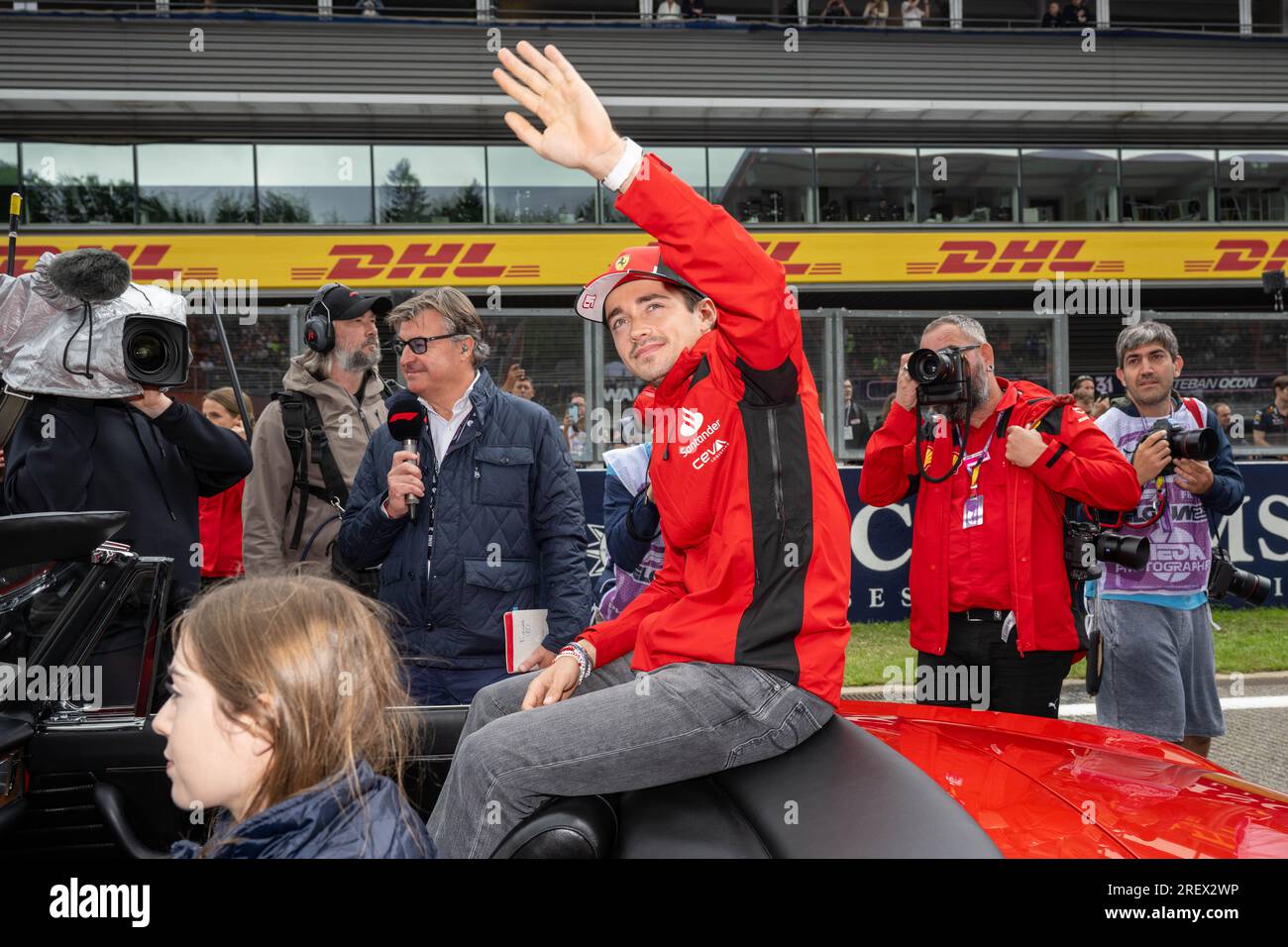 Stavelot, Belgique. 30 juillet 2023. Charles Leclerc, pilote monégasque de la Scuderia Ferrari, est présent lors du défilé des pilotes avant le Grand Prix de F1 de Belgique, à Spa-Francorchamps, dimanche 30 juillet 2023. Le Grand Prix de Formule 1 de Spa-Francorchamps a lieu ce week-end, du 28 au 30 juillet. BELGA PHOTO JONAS ROOSENS crédit : Belga News Agency/Alamy Live News Banque D'Images