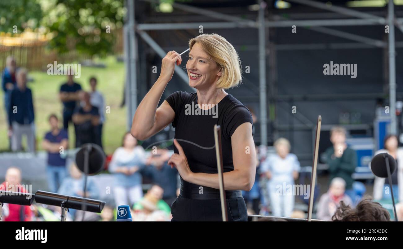 Nuremberg, Allemagne. 30 juillet 2023. Joana Mallwitz dirige la Junge Staatsphilharmonie au concert familial Klassik Open Air de Nuremberg au Luitpoldhain. Pour la saison prochaine, elle déménagera au Konzerthaus Berlin. Bien qu'elle ait déjà donné son concert d'adieu officiel fin avril, elle dirige à nouveau l'orchestre de Nuremberg en tant que directrice générale de la musique au Klassik Open Air. Crédit : Heiko Becker/dpa/Alamy Live News Banque D'Images