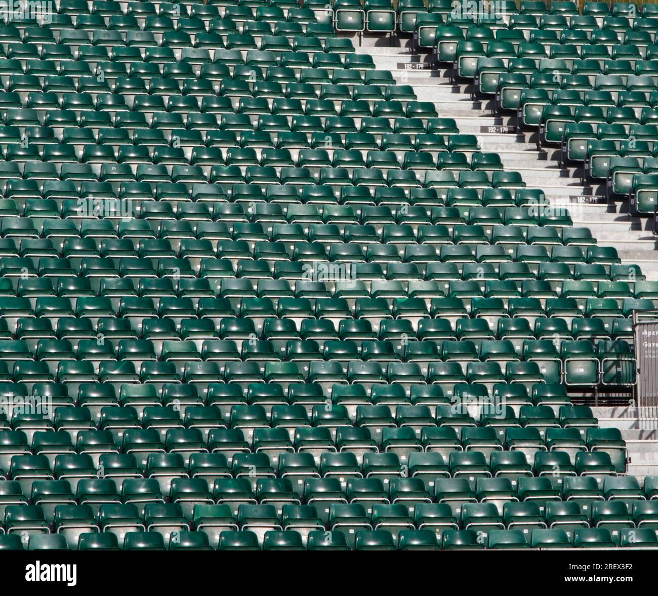 Rangées de sièges vides dans le stade SUR le terrain de loisirs, domicile de Bath Rugby, Bath UK Banque D'Images