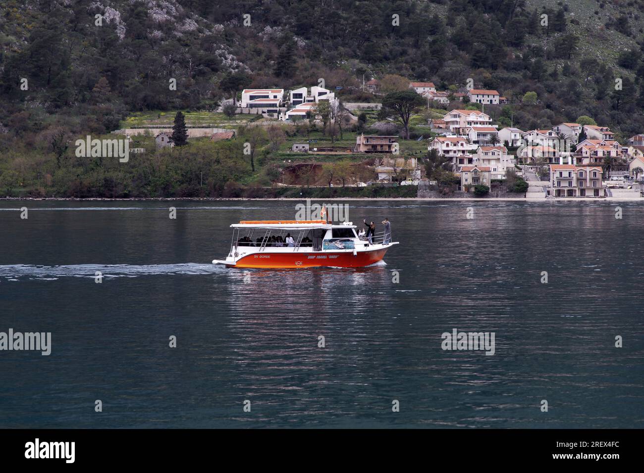 Monténégro, 16 avril 2023 : un bateau touristique fait une croisière dans la baie de Kotor Banque D'Images