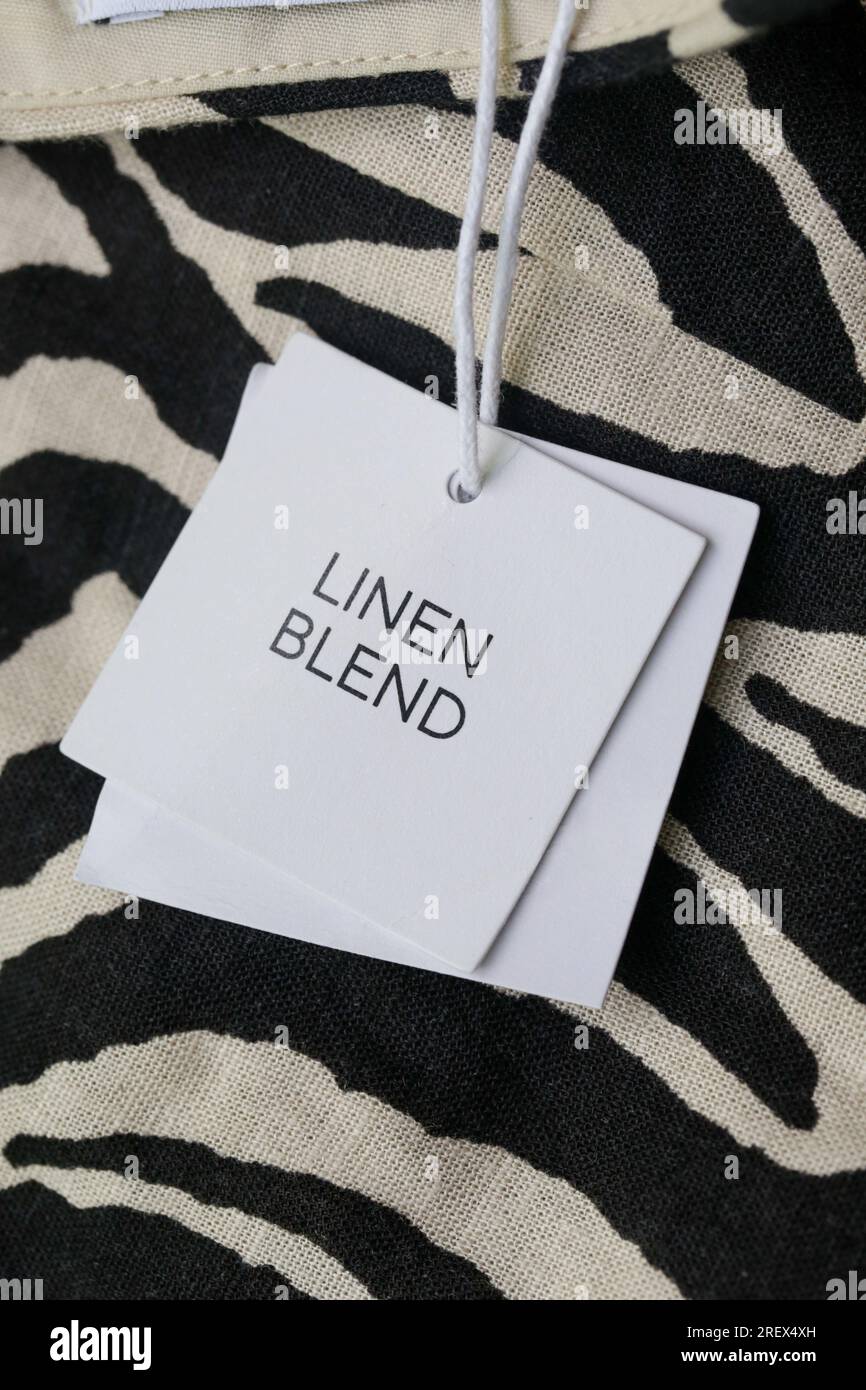 Gros plan de l'étiquette volante pour vêtements. Détails du produit en mélange de lin. Banque D'Images