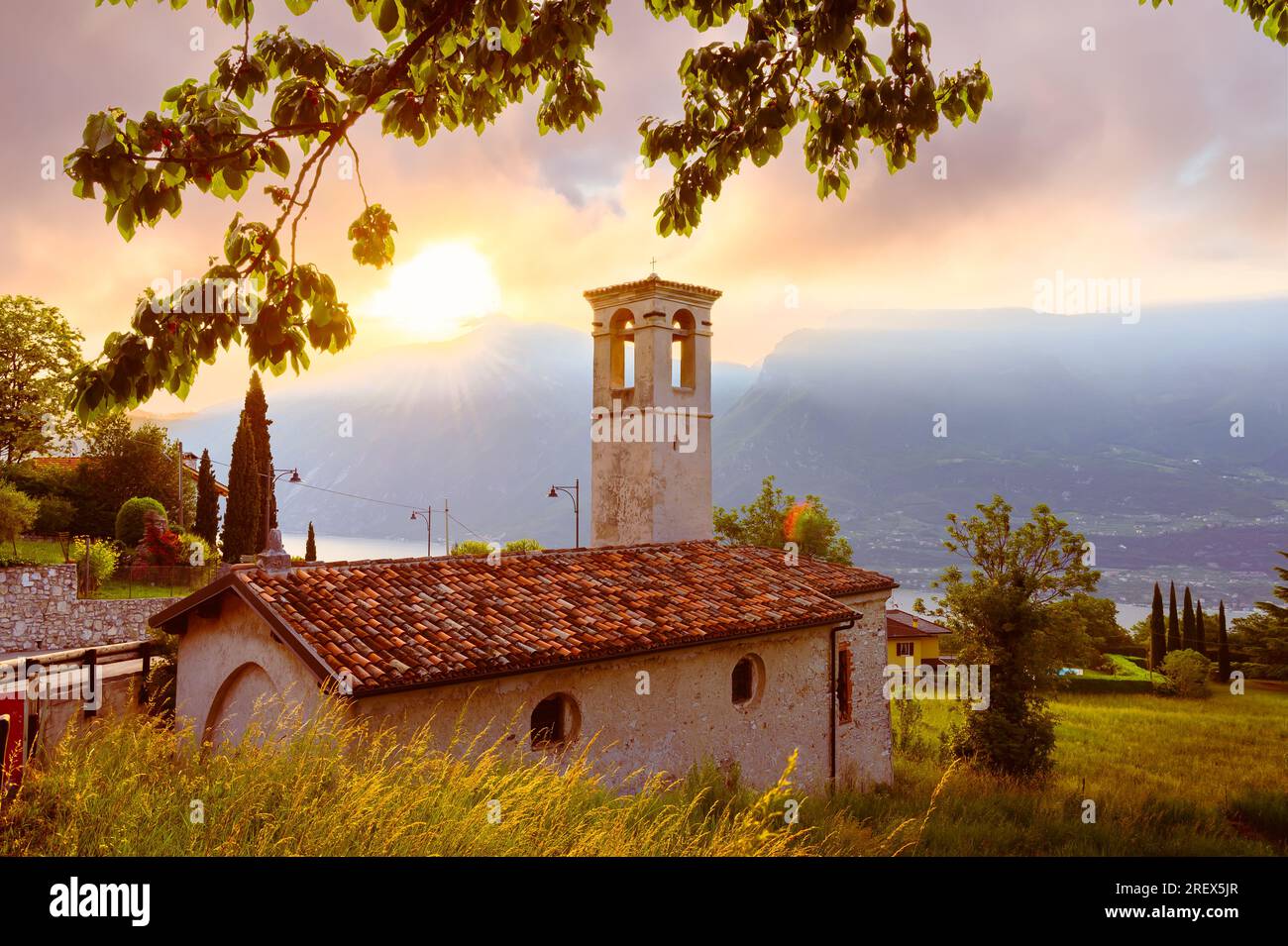 Paysage avec petite église au lever du soleil dans la ville de Limone sul garda, Lac de Garde, Italie Banque D'Images