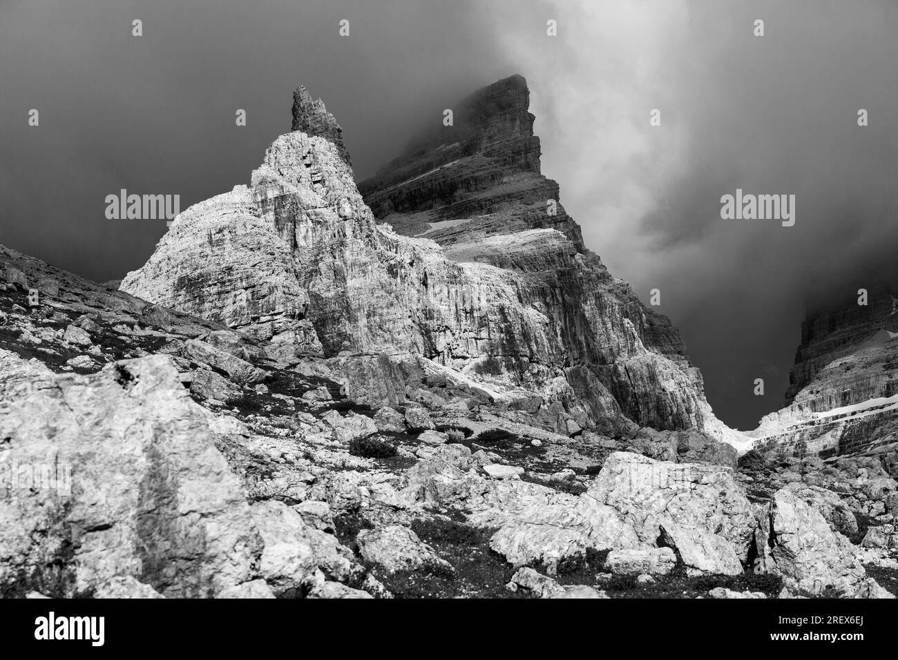 Lumière du soleil sur les sommets des montagnes et les nuages. Les Dolomites de Brenta. Trentino. Alpes italiennes. Europe. Banque D'Images