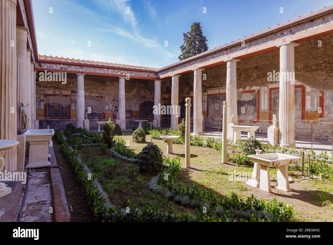 Site archéologique de Pompéi, Campanie, Italie. Péristyle et jardin. Maison des Vettii. Casa dei Vettii. Pompéi, Herculanum et Torre Annunzi Banque D'Images