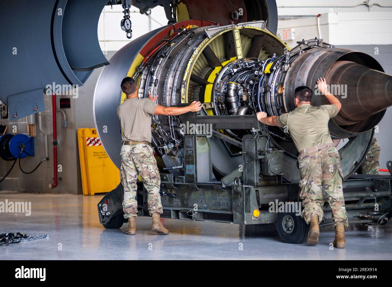 Remplacer un moteur sur un KC-135 à la base aérienne de la Garde nationale de Rickenbacker, Columbus, Ohio, 18 juillet 2023.photo de Airman First Class Ivy Thomas Banque D'Images