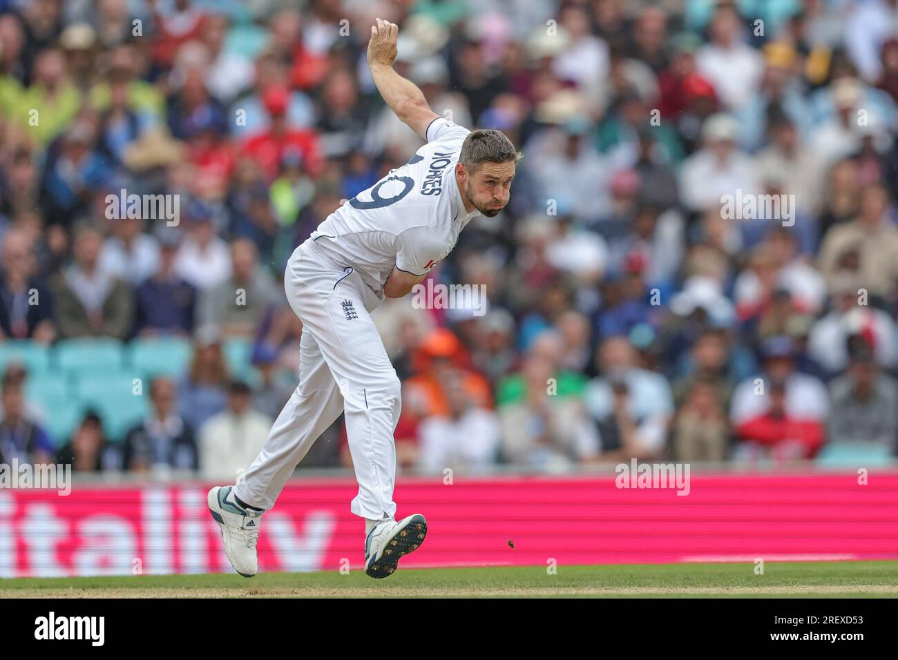 Chris Woakes, d'Angleterre, livre le ballon lors du LV= Insurance Ashes Fifth Test Series Match Angleterre vs Australie au Kia Oval, Londres, Royaume-Uni, le 30 juillet 2023 (photo de Mark Cosgrove/News Images) à , le 7/30/2023. (Photo de Mark Cosgrove/News Images/Sipa USA) Banque D'Images