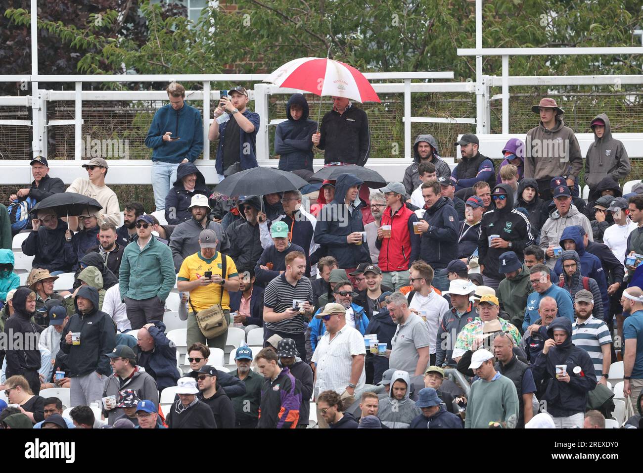 Les fans sortent leur brolly comme il commence à pleuvoir lors du LV= Insurance Ashes Fifth Test Series Match Angleterre vs Australie au Kia Oval, Londres, Royaume-Uni, le 30 juillet 2023 (photo de Mark Cosgrove/News Images) dans, le 7/30/2023. (Photo de Mark Cosgrove/News Images/Sipa USA) crédit : SIPA USA/Alamy Live News Banque D'Images